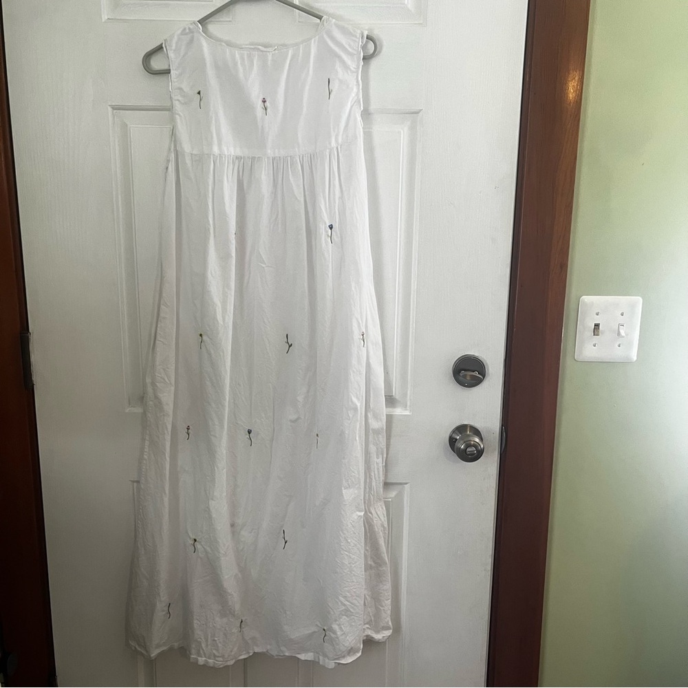 La Cera White Sleeveless Dress with Embroidered Flowers - Picture 4 of 6